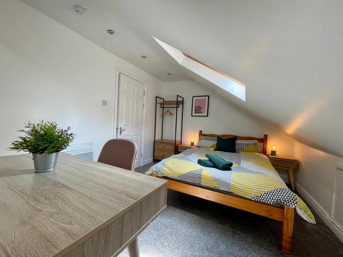 8 Person, 4 Bedroom Light, Warm & Modern Apartment Cardiff Exterior foto